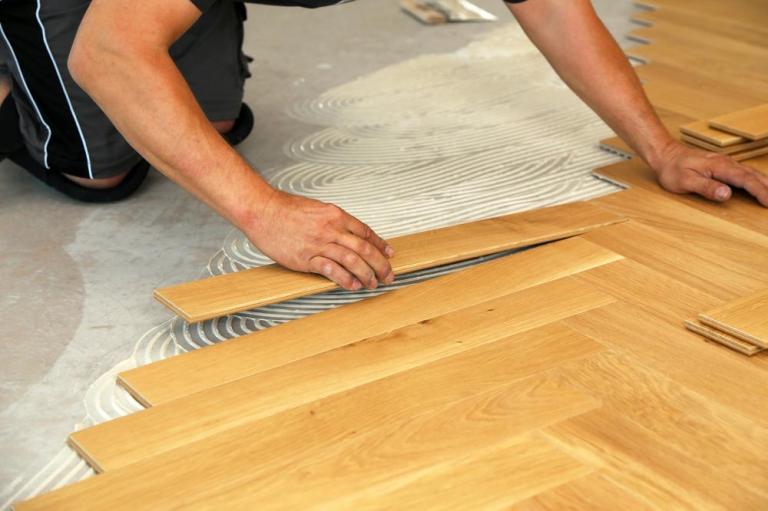 Pose du parquet, comment choisir entre collé et flottant ?